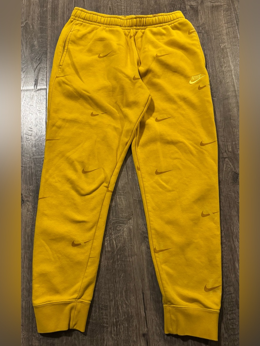 Nike Sportswear Club Fleece Printed Joggers in the "Dark Sulfur" yellow Men’s M